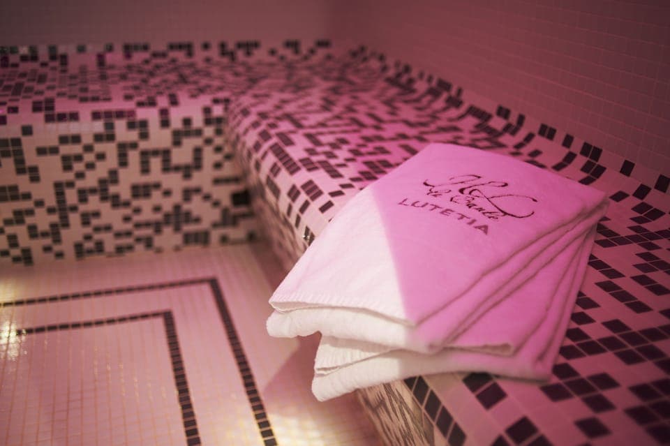 Sauna, hot tub, steam room