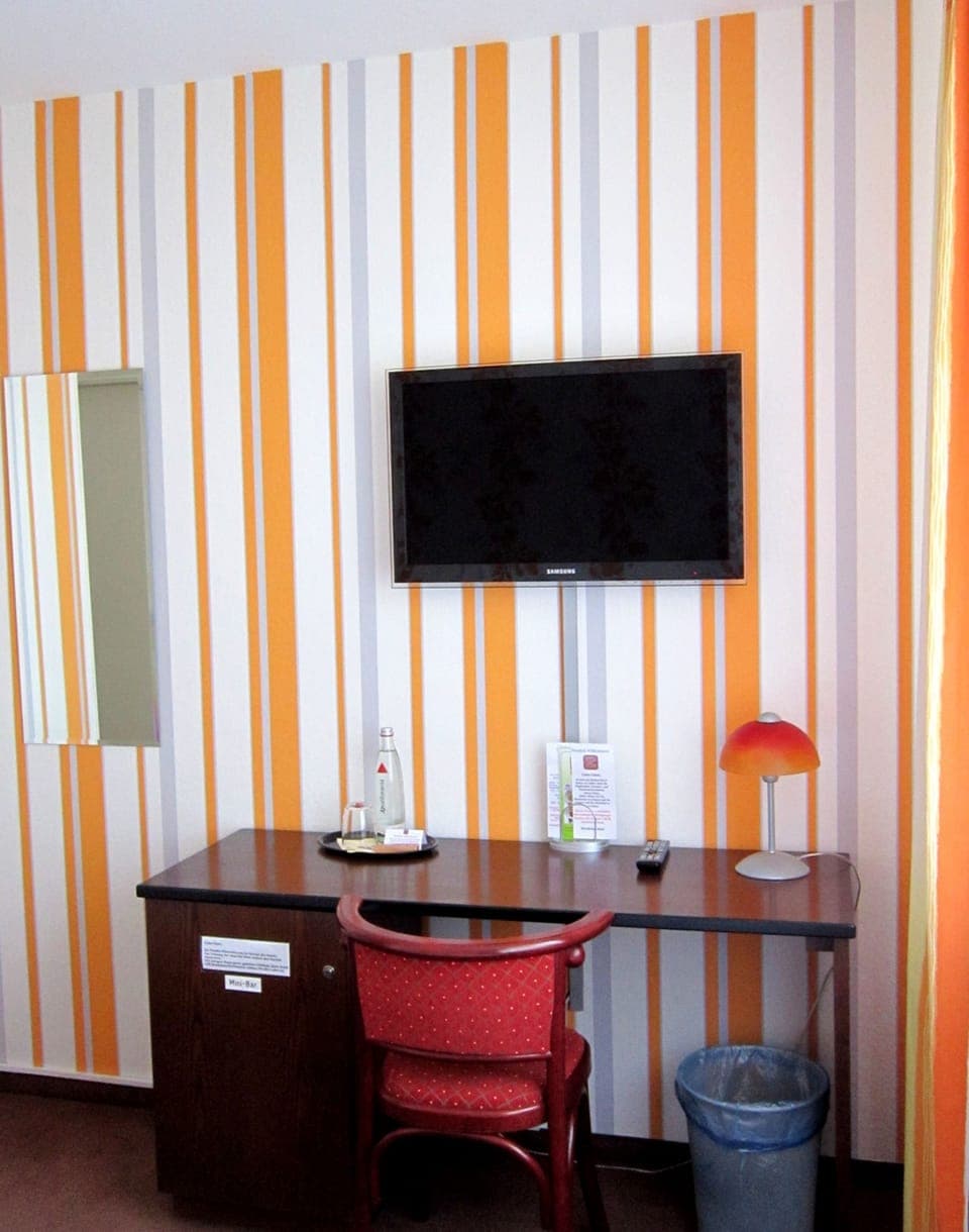 Standard Single Room | Hypo-allergenic bedding, in-room safe, desk, iron/ironing board