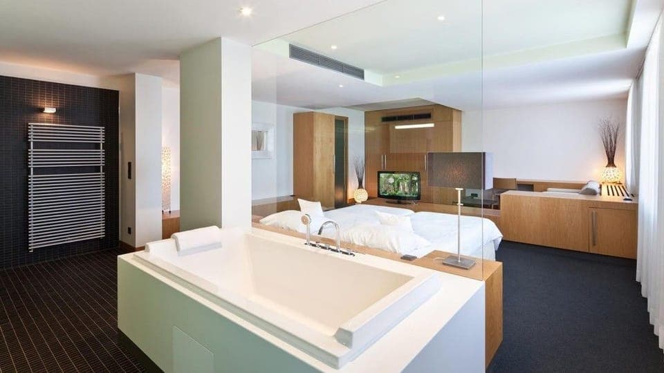 Suite | Desk, soundproofing, rollaway beds, free WiFi