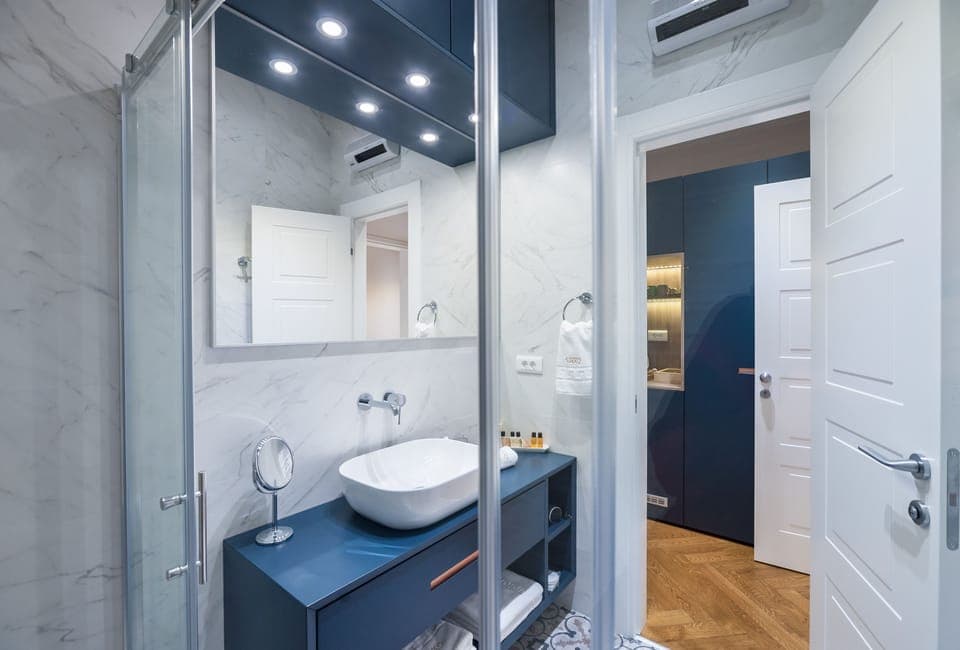 Deluxe Double Room (with extra bed) | Bathroom | Free toiletries, hair dryer, slippers, towels