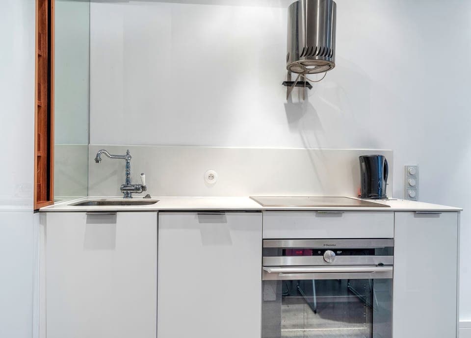 Apartment | Private kitchen | Fridge, stovetop, dishwasher, coffee/tea maker