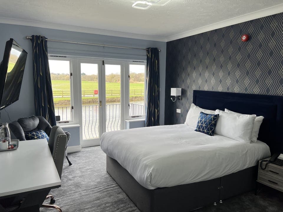 Executive Room, Ensuite, River View | Premium bedding, laptop workspace, iron/ironing board, free WiFi