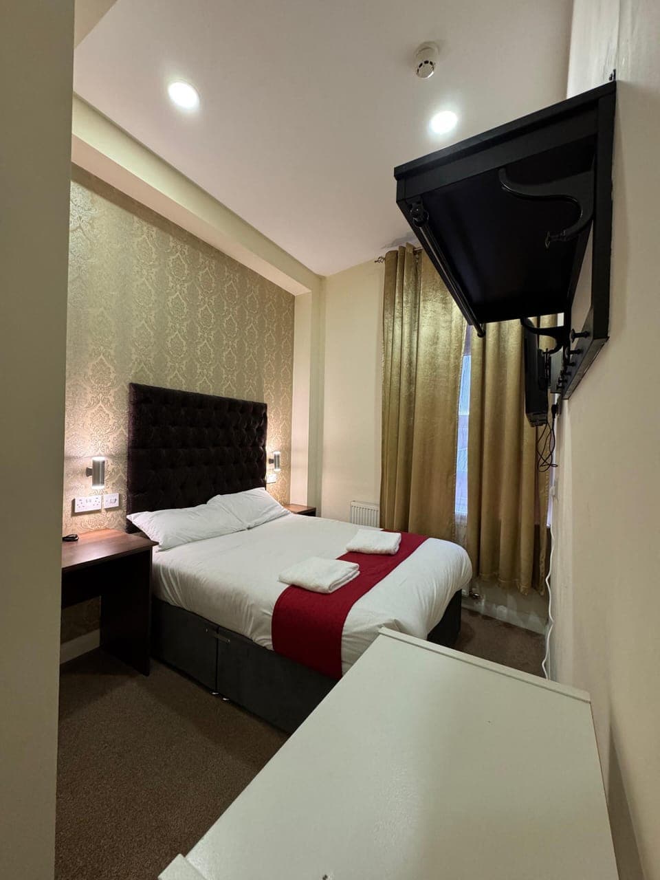 Deluxe Suite, 1 Double Bed, Non Smoking, Microwave | Desk, free WiFi, bed sheets