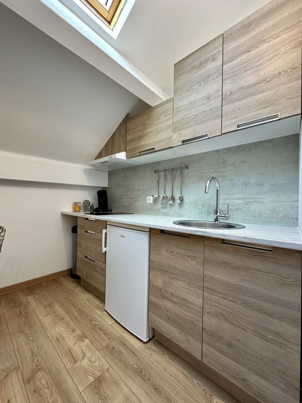 Basic Studio, 1 Bedroom, Kitchenette | Private kitchenette | Electric kettle, cleaning supplies