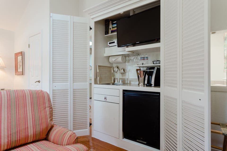 Fridge, coffee/tea maker