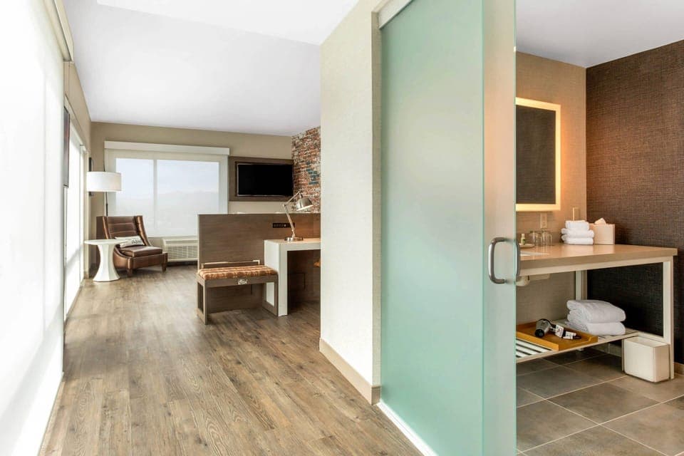 Premium bedding, in-room safe, individually decorated