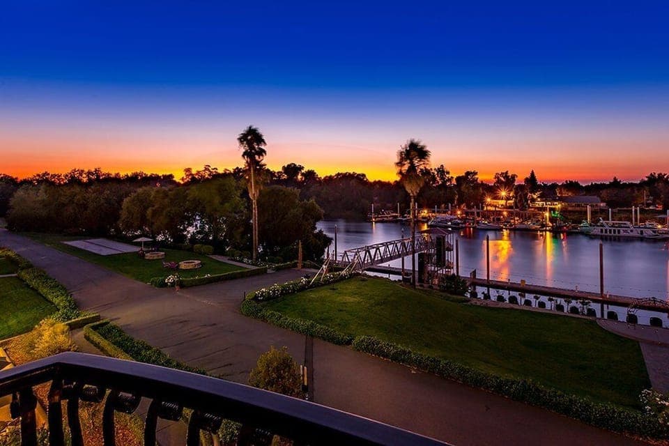 Egyptian cotton sheets, premium bedding, down comforters, pillowtop beds