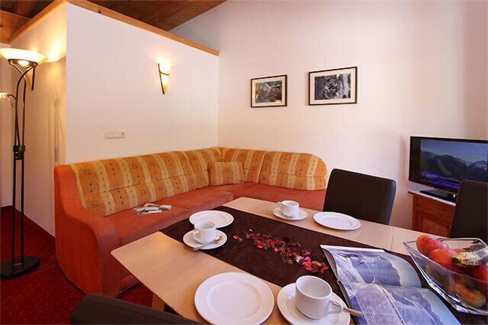 Apartment, 2 Bedrooms, Terrace, Mountain View (5) | Living area