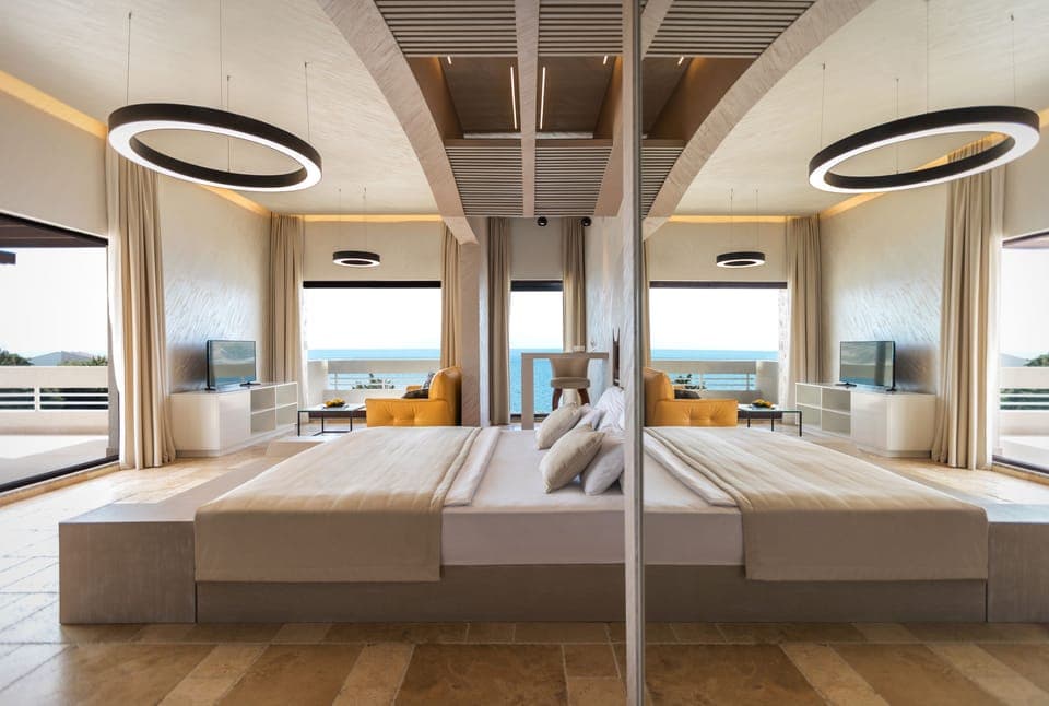 Honeymoon Suite | Minibar, in-room safe, desk, free WiFi