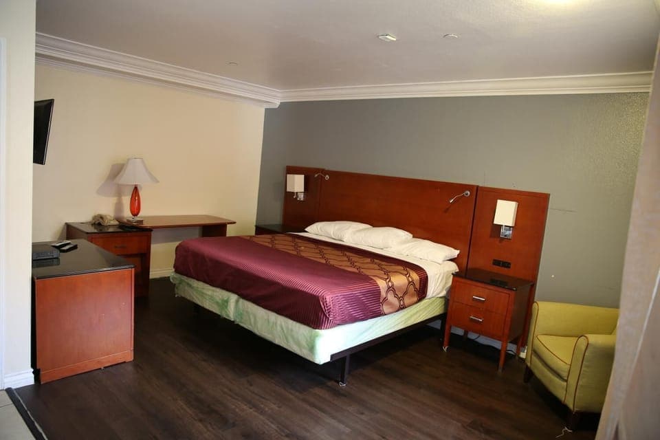 Blackout drapes, free WiFi, bed sheets