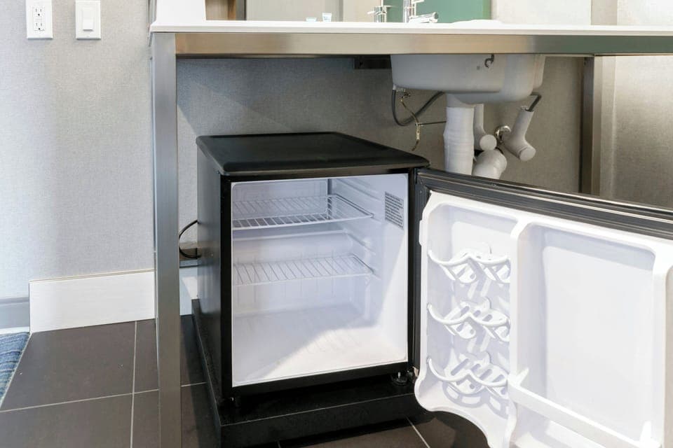 Premium bedding, in-room safe, desk, laptop workspace