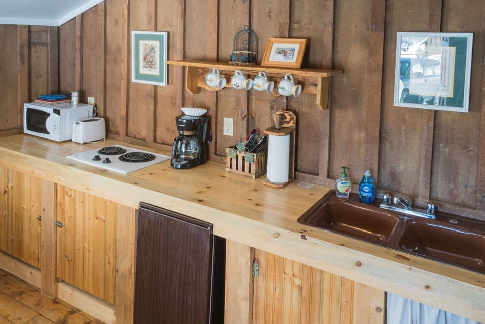 Baker's Cabin | Private kitchen | Coffee/tea maker, toaster, cookware/dishes/utensils, paper towels