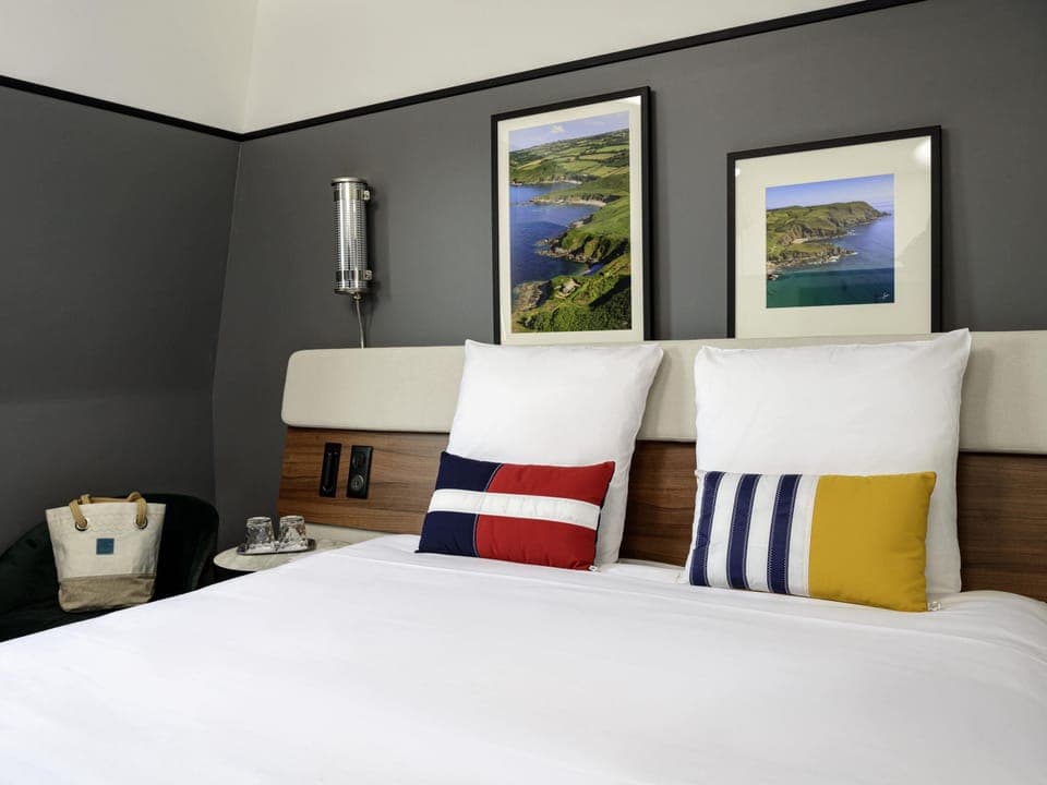 Superior Room, 1 Queen Bed | Minibar, in-room safe, desk, blackout drapes