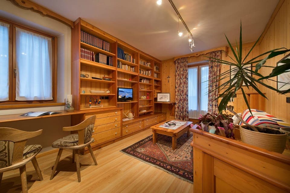 Family Room, 4 Bedrooms, 2 Bathrooms (Plus) | Living room | Flat-screen TV