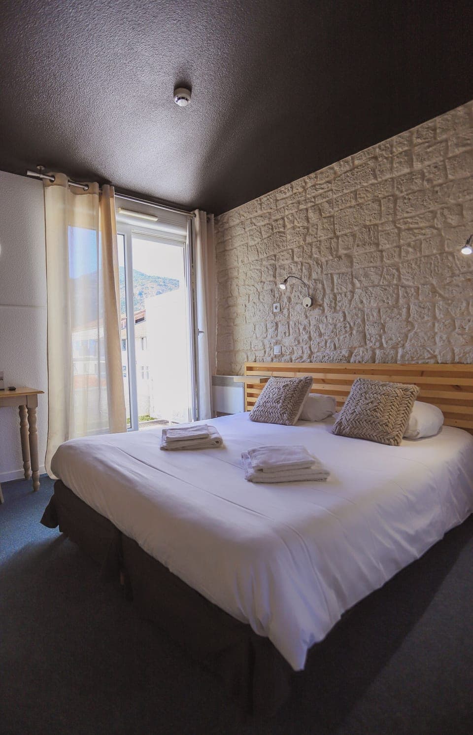 Comfort Triple Room | Desk, free cribs/infant beds, free WiFi, bed sheets