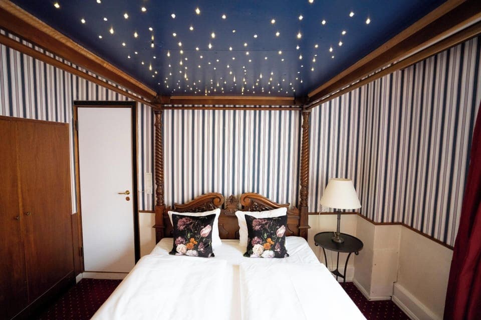 Suite, Bathtub | Desk, iron/ironing board, cribs/infant beds, free WiFi