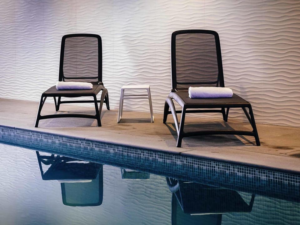 Indoor pool, sun loungers