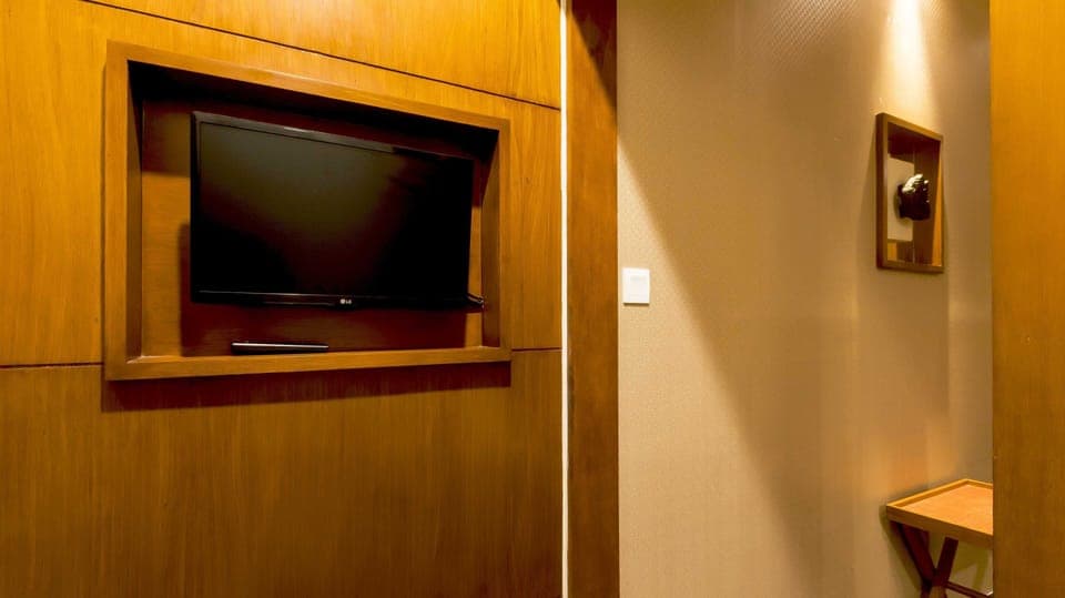 Premium bedding, free minibar, in-room safe, desk