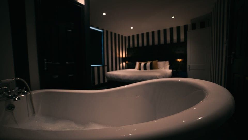 Deep soaking bathtub