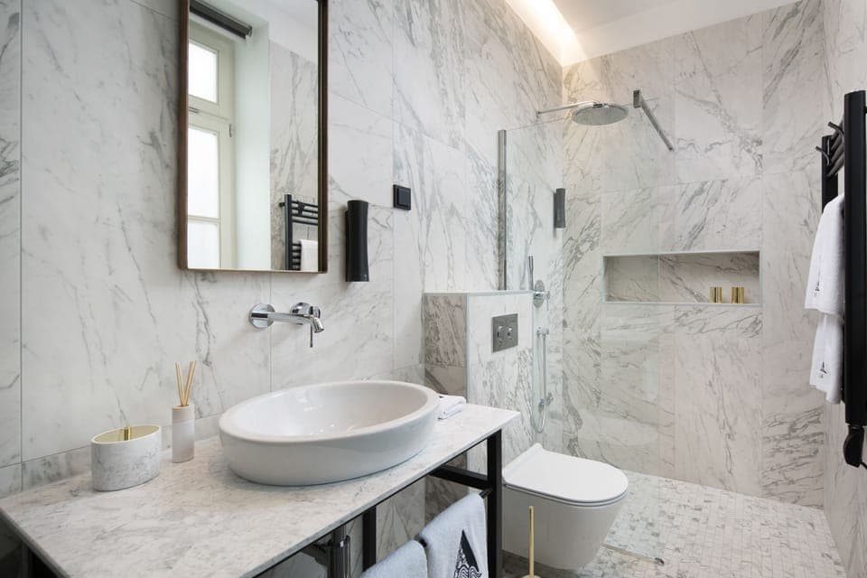 Standard Double Room | Bathroom | Shower, rainfall showerhead, free toiletries, hair dryer