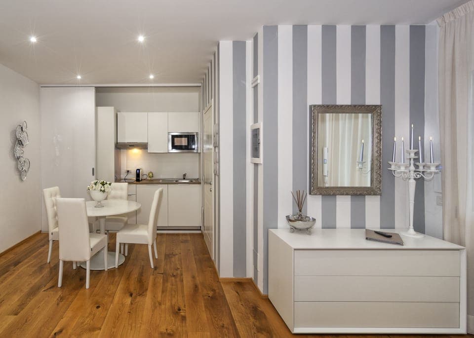 Studio | Private kitchen | Fridge, microwave, stovetop, coffee/tea maker