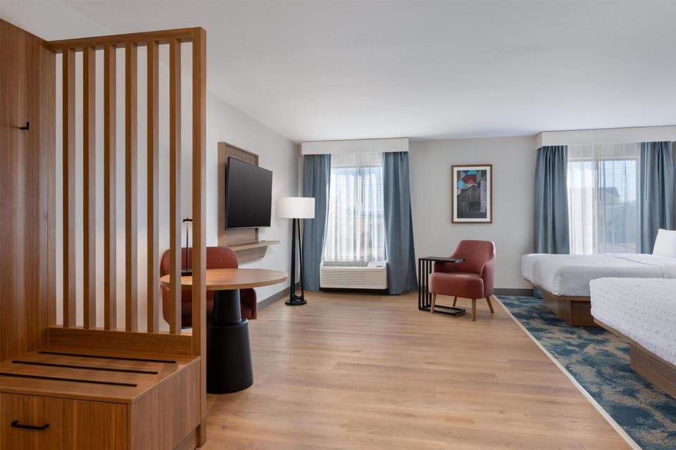 Room, Non Smoking | Iron/ironing board, free cribs/infant beds, Internet, bed sheets