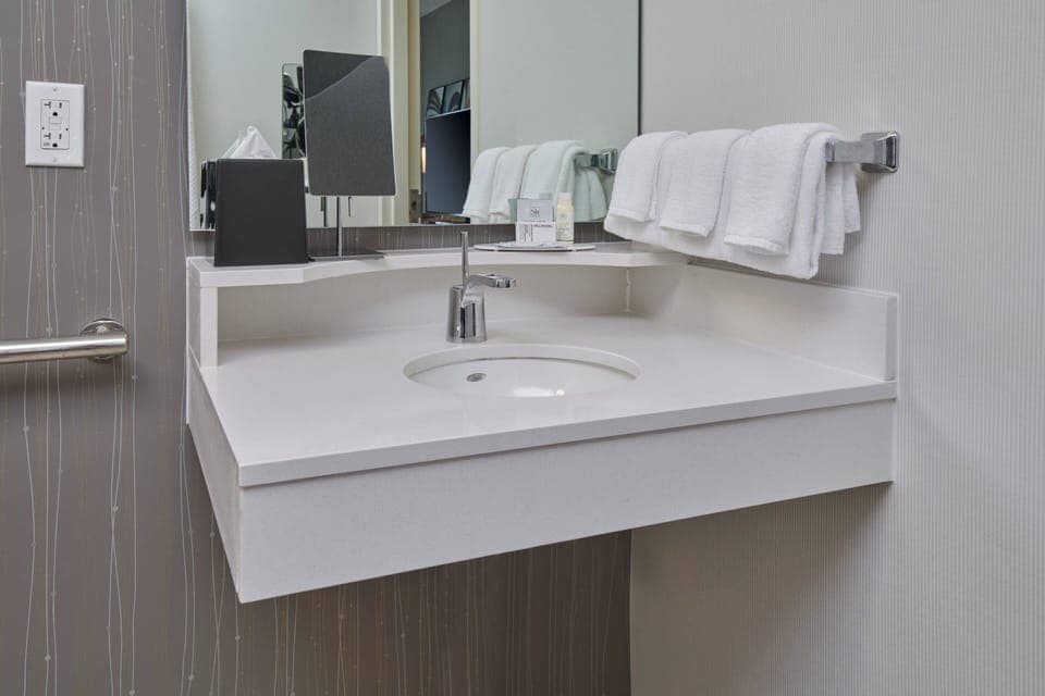 Combined shower/tub, free toiletries, hair dryer, towels