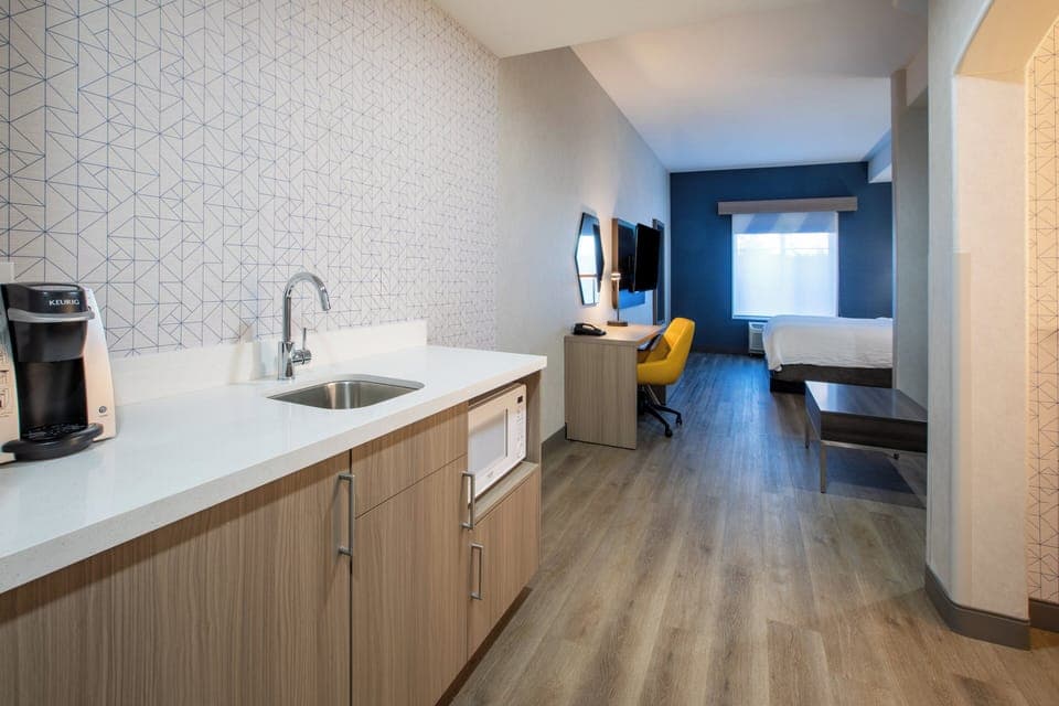 Suite, 1 King Bed with Sofa bed | In-room safe, desk, laptop workspace, iron/ironing board