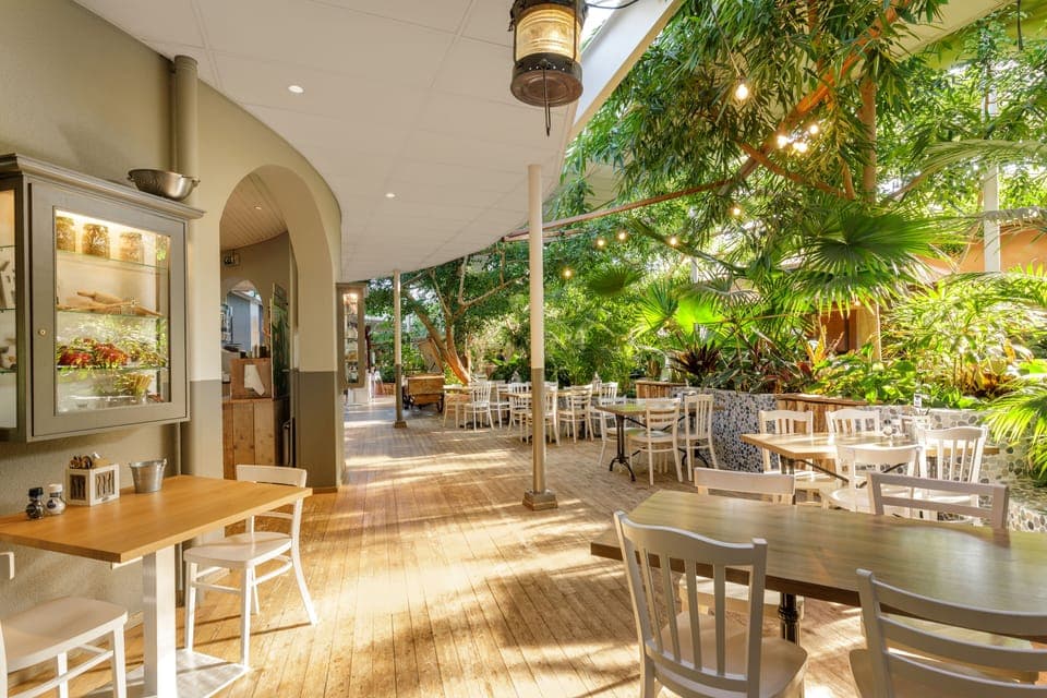 2 restaurants, breakfast served