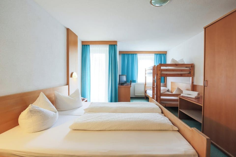 Family Room | Desk, free cribs/infant beds, free WiFi, bed sheets