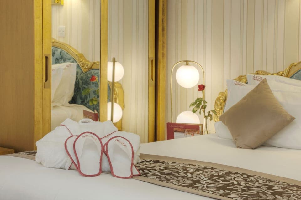 Suite Twin | Desk, free WiFi, bed sheets