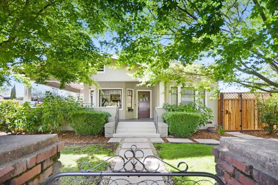 Front of house & yard