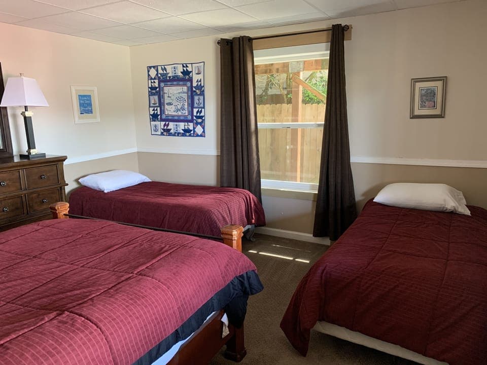 Down stairs bedroom ( queen/2 twins )