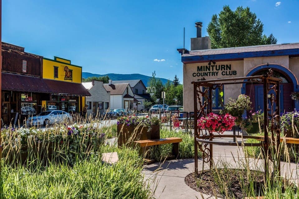 The apartment is located in the heart of the Restaurant district.