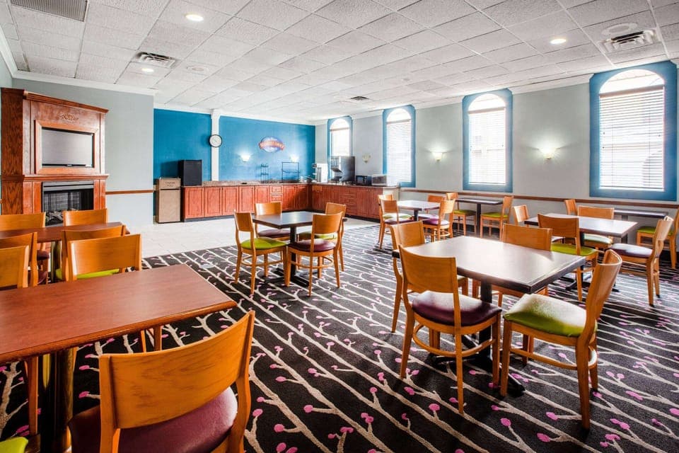 Free continental breakfast on weekends