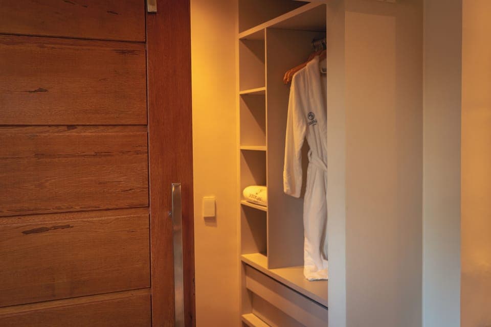 Presidential Double Room | Minibar, in-room safe, individually decorated, desk