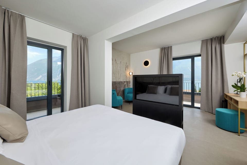 Junior Studio Suite, Lake View | Minibar, in-room safe, desk, free WiFi