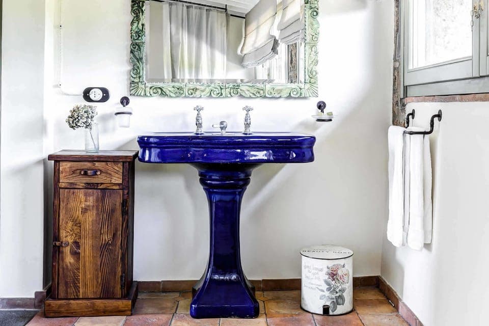 Superior Suite | Bathroom | Combined shower/tub, free toiletries, hair dryer, bathrobes