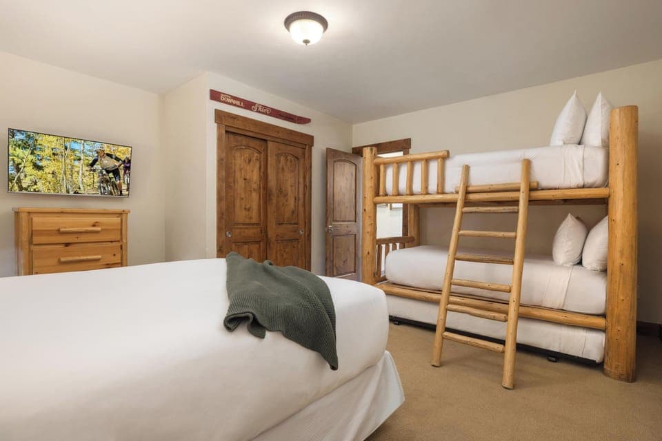 Bunk Room with Queen Bed