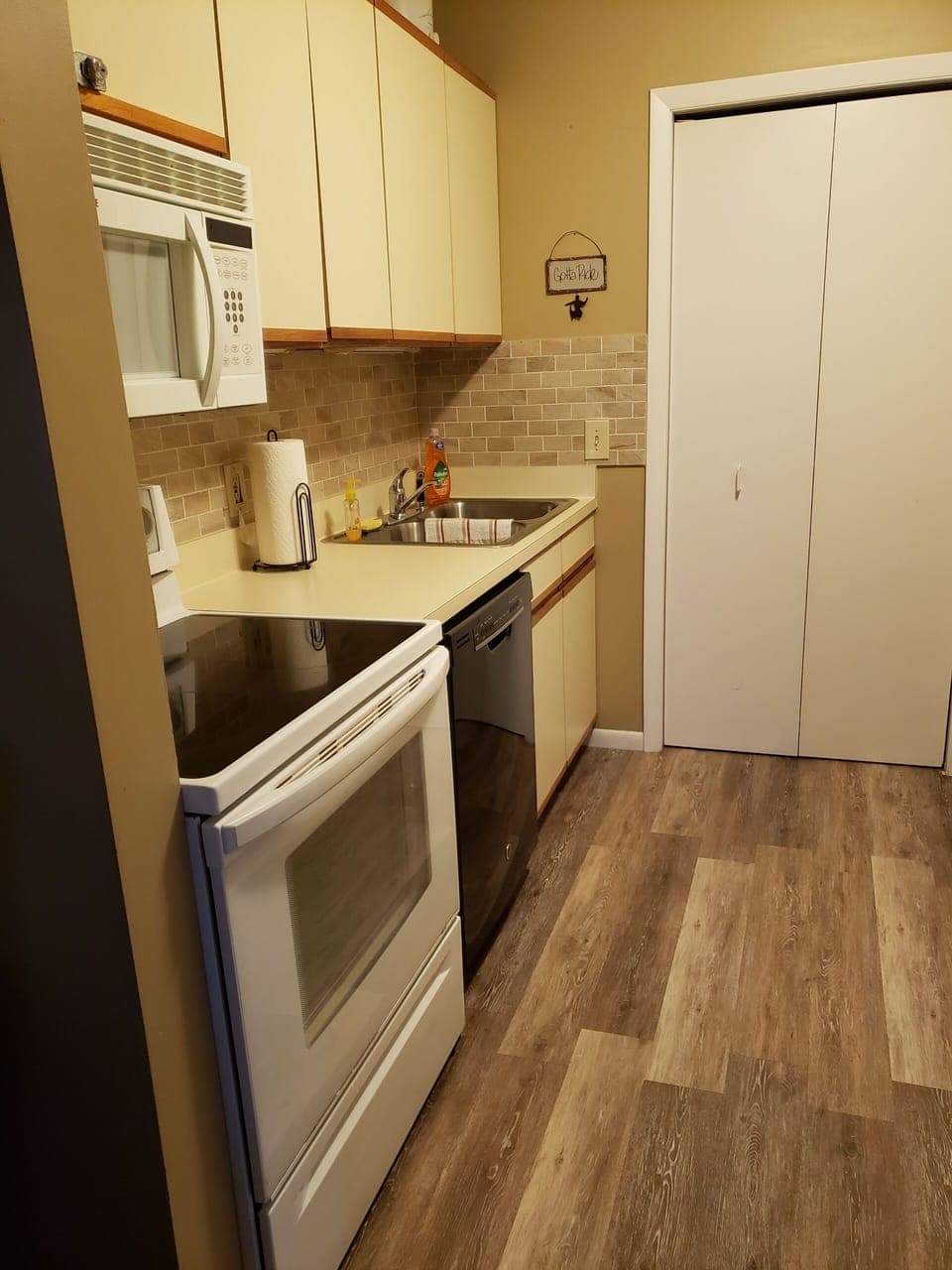 Full kitchen with all appliances 