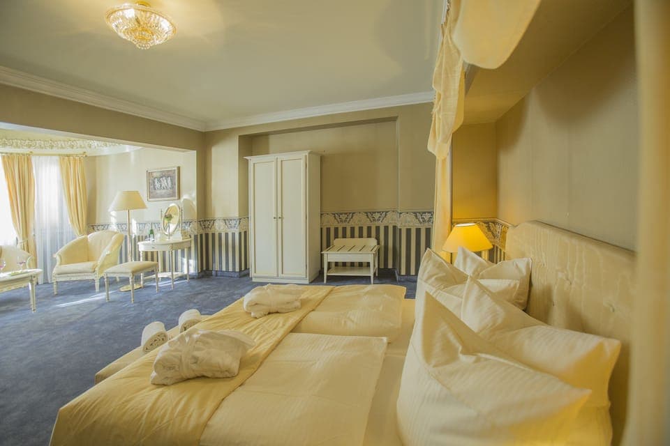 Deluxe Suite, 1 Bedroom, Bathtub | Room amenity