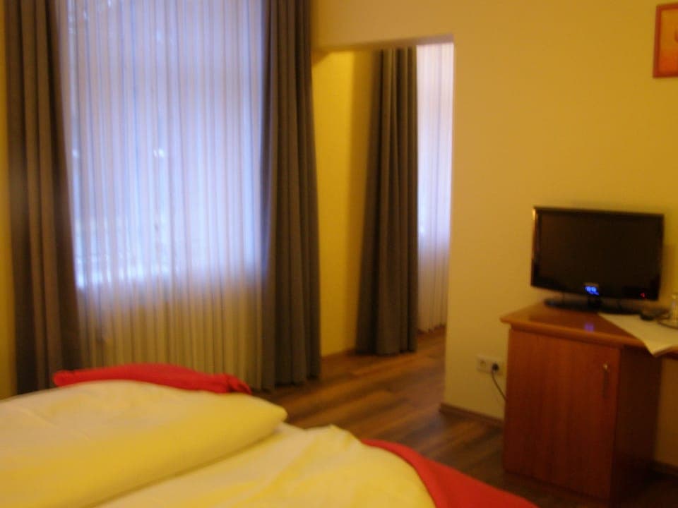 Double Room | Hypo-allergenic bedding, in-room safe, desk, free WiFi