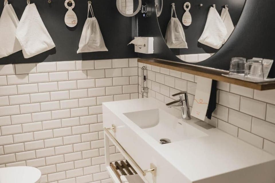 Standard Twin Room (extra bed possibility) | Bathroom | Shower, hair dryer, bidet, towels