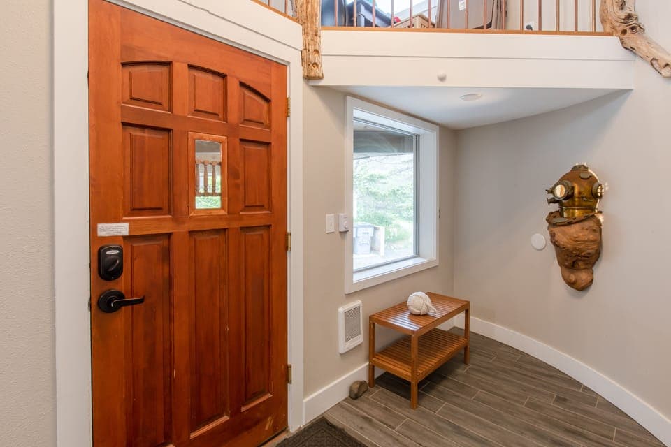 Entryway with Jacque in the dive mask to welcome you.