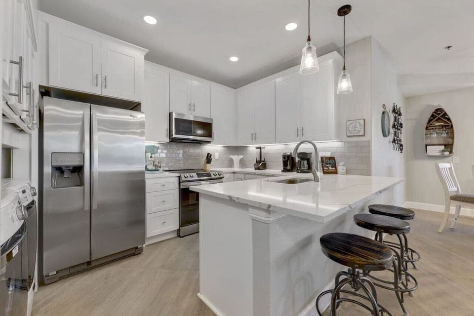 Cook, snack, and gather in style—upscale kitchen with a large island, perfect for families and groups at Lakeside Serenity.