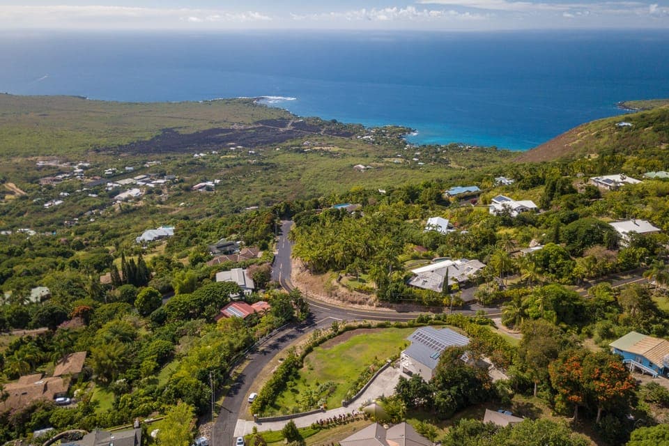 12 minute drive to Kealakekua Bay. World class snorkeling & swim withe dolphins.