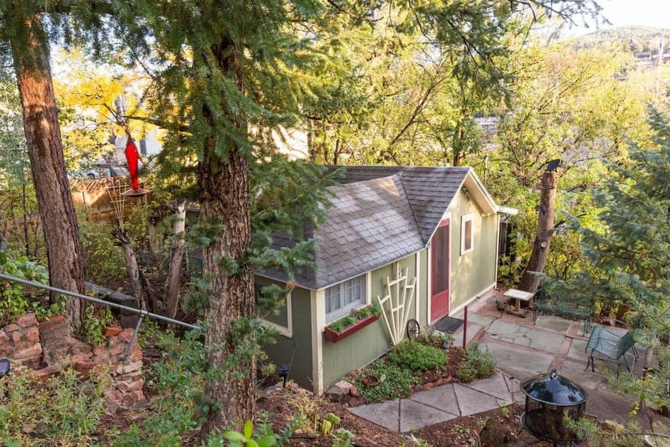 309 sq. ft, enclosed by nature, seconds' walk to downtown.