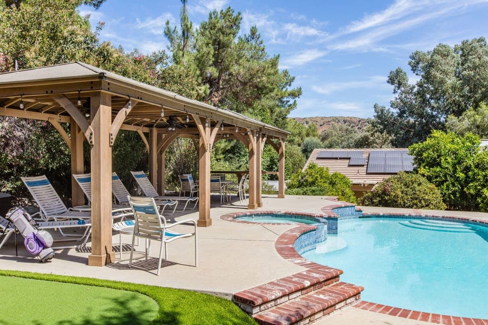 Perfect place to lounge & watch family/friends enjoy the Jacuzzi & Heatable Pool