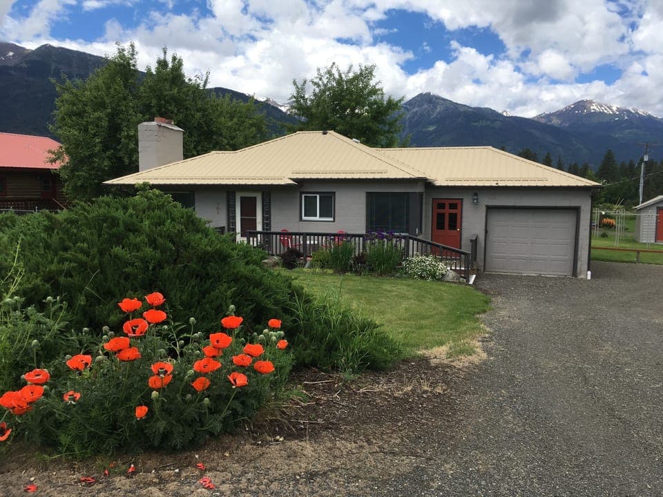 Come stay in this beautiful midcentury gem!