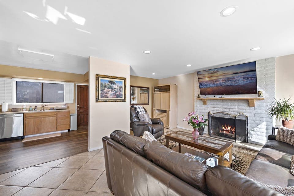 3) Living Room & Kitchen Open Floor Plan

(STR15-0397)